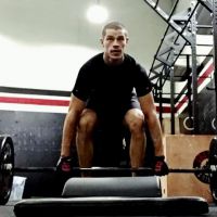 José Loreto exibe músculos em treino para viver o lutador José Aldo no cinema