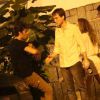 Chay Suede dança na rua ao deixar festa dada por Camila Pitanga em comemoração à estreia de 'Babilônia', em sua casa, no Rio