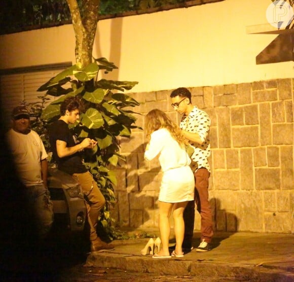 Chay Suede dança na rua ao deixar festa dada por Camila Pitanga em comemoração à estreia de 'Babilônia', em sua casa, no Rio