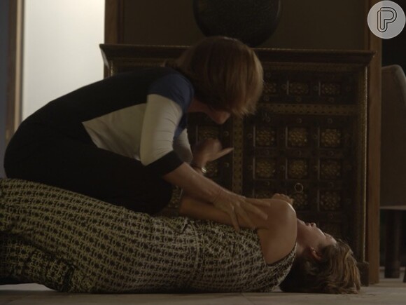 Inês (Adriana Esteves) bate em Alice (Sophie Charlotte) durante a briga, em 'Babilônia'