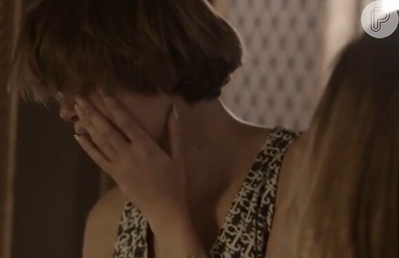 Inês (Adriana Esteves) dá um tapa na cara de Alice (Sophie Charlotte), em cena de 'Babilônia'