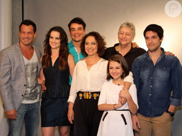 O elenco que forma a família de Bruno (Malvino Salvador) se reúne para os clicks, na coletiva de imprensa de 'Amor à Vida'
