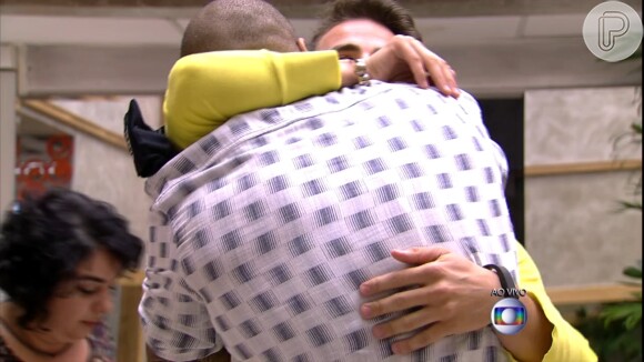 Rafael abraça Fernando ao sair da casa