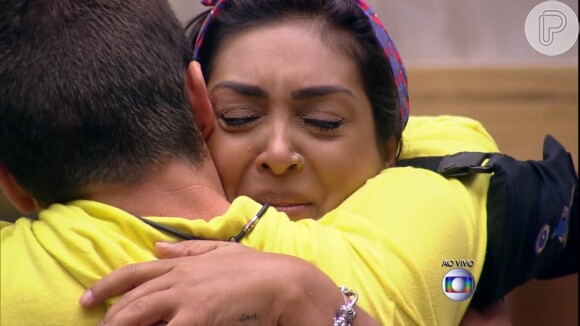 Amanda chora ao abraçar Rafael