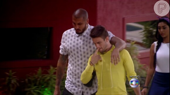 Fernando pede para Rafael pedir desculpas a Aline por ele