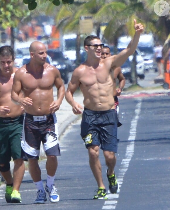 José Loreto foi flagrado correndo cercado de amigos na praia da Barra da Tijuca, Zona Oeste do Rio de Janeiro