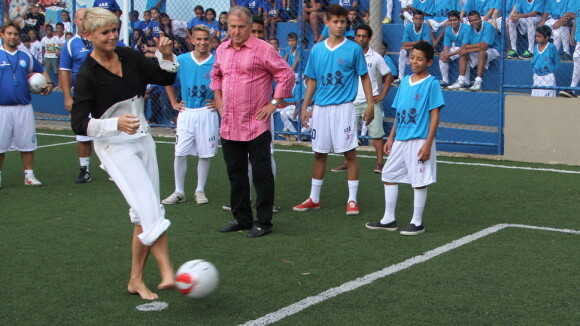 Xuxa joga bola durante inauguração de escola de futebol em parceria com Zico