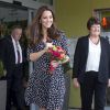 Kate Middleton usa vestido de R$ 207 da loja virtual Asos e fala sobre o nascimento de segundo filho com príncipe William: 'Falta pouco', afirmou ela nesta quarta-feira, 18 de março de 2015