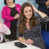 Kate Middleton usa vestido de R$ 207 da loja virtual Asos ao visitar centro infantil na inglaterra