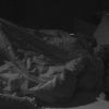 Fernando e Amanda dormem sob o edredom após brother pedir apenas um cafuné