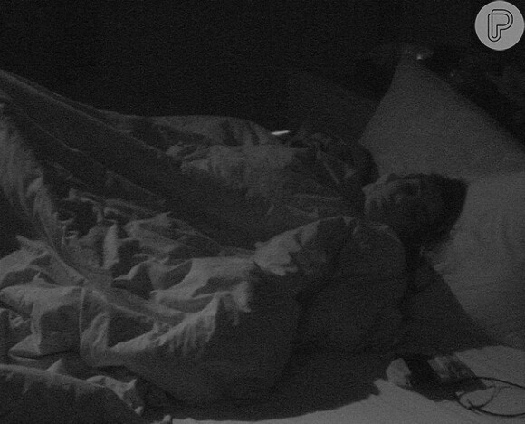 Fernando e Amanda dormem sob o edredom após brother pedir apenas um cafuné