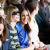 Ao lado de Anna Wintour, editora-chefe da edição norte-americana da revista 'Vogue', usou sobretudo azul para assistir ao desfile da grife Calvin Klein