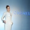 Para desfile da grife Chanel, em Hong Kong, Sarah vestiu modelo todo branco da marca