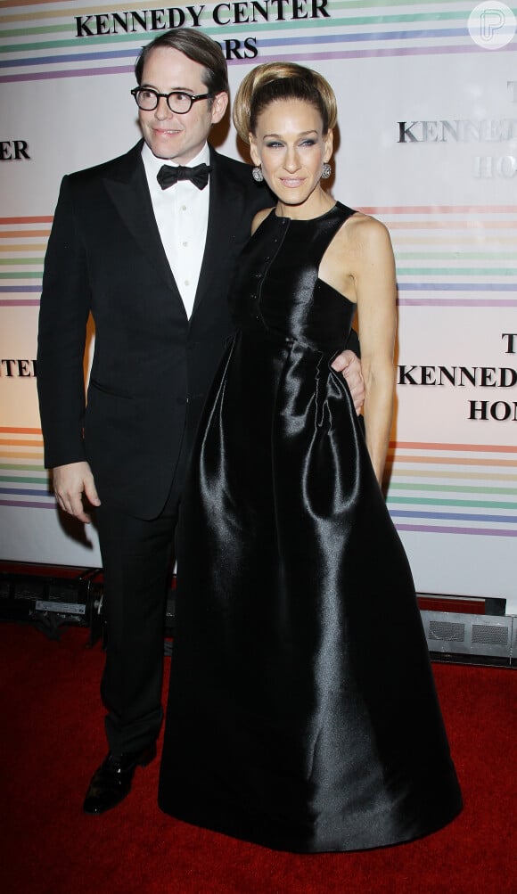 Chique ao lado do marido com vestido preto e rodado em evento no John F. Kennedy Memorial Center for the Performing Arts, em Washington