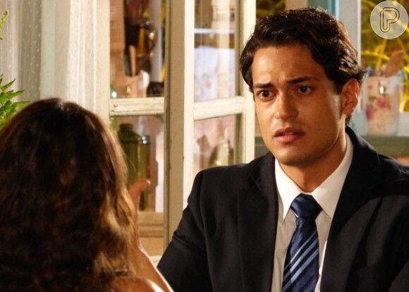 Depois de anos, Hélio (Raphael Viana) assume autoria do crime pelo qual seu próprio pai pagou, em 'Flor do Caribe'