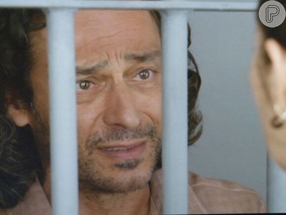Donato (Luiz Carlos Vasconcelos) ficou anos preso no lugar do filho, pagando por um crime que não cometeu, em 'Flor do Caribe'