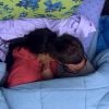 Talita e Rafael trocaram beijos no segundo dia de confinamento