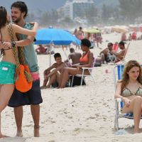 Novela 'Sete Vidas': Julia fica com ciúmes da ex-namorada de Pedro, na praia