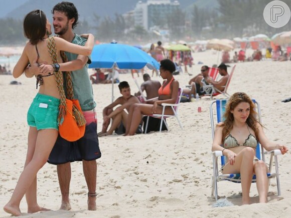 Pedro (Jayme Matarazzo) reencontra uma ex-namorada na praia, e Julia (Isabelle Drummond) fica incomodada com a proximidade dos dois, em 'Sete Vidas', em 21 de março de 2015
