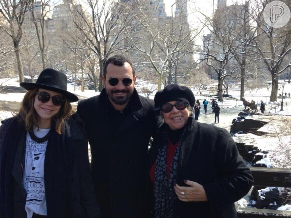 Leandra Leal viaja para Nova York após fim de 'Império': 'Neve em família!'