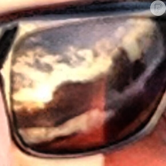 Sabrina Sato publica foto do reflexo do óculos de João Vicente de Castro