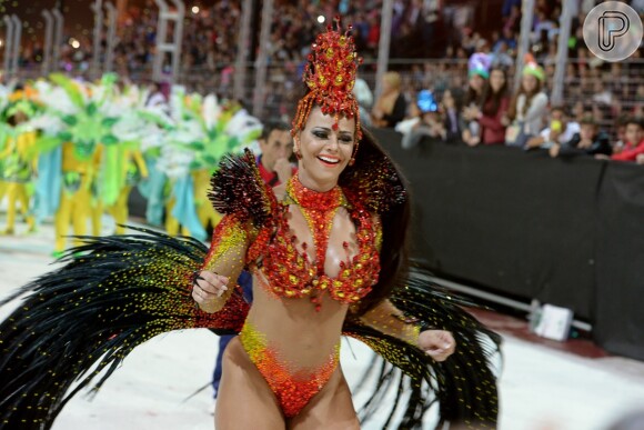 Viviane Araújo mostra samba no pé no sambódromo de Potrero de los Funes na província de San Luis, na Argentina, durante o Carnaval local