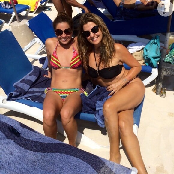 Aos 39 anos recém-completados, Giovanna Antonelli exibe a boa forma durante um dia de praia no México ao lado da amiga, a atriz Christiane Alves