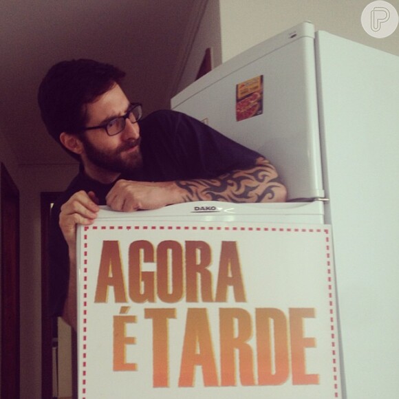 Rafinha Bastos compartilhou um foto entrando na geladeira ironizando o fim de seu programa