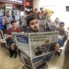 Rafinha Bastos posou com a equipe de roteiristas do 'Agora É Tarde' lendo jornais de vagas de emprego
