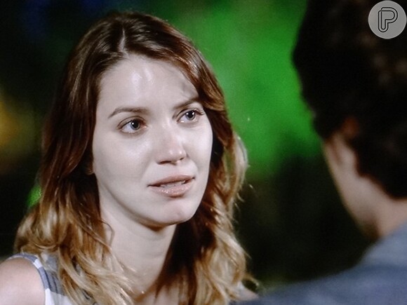 Laura (Nathalia Dill) nega para Caíque (Sergio Guizé) que tenha sido coagida a se casar com Marcos (Thiago Lacerda), na novela 'Alto Astral'