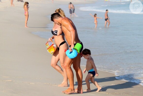 Danielle Winits deixa a água com o namorado e com o filho