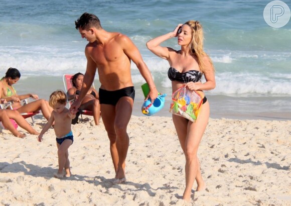 Danielle Winits curte tarde na praia com o namorado, Amaury, e o filho caçula Guy