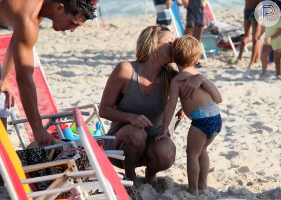 Danielle Winits dá um beijo carinho no filho
