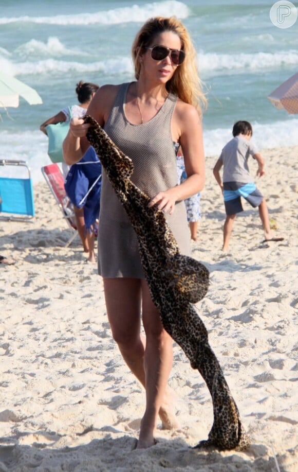 Danielle Winits sacode a sua canga de oncinha antes de sair da praia