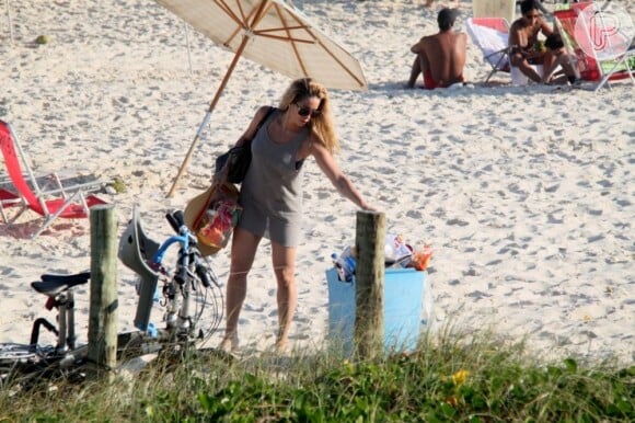 Danielle Winits joga o lixo fora antes de deixar a praia