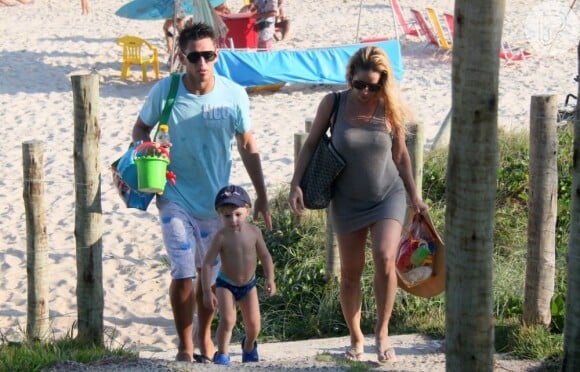 Danielle Winits e Amaury Nunes deixam a praia com Guy