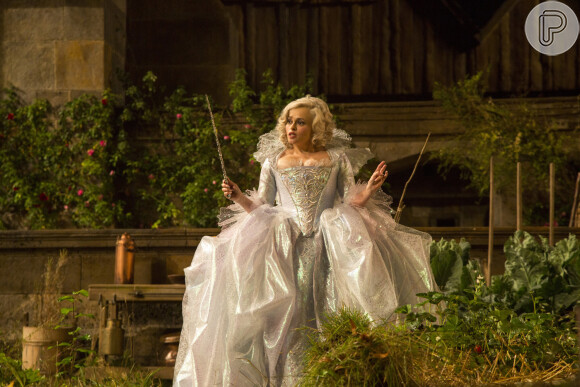 Com a ajuda de sua fada-madrinha (Helena Bonham Carter), Cinderela (Lily James) fica deslumbrante para o baile do palácio