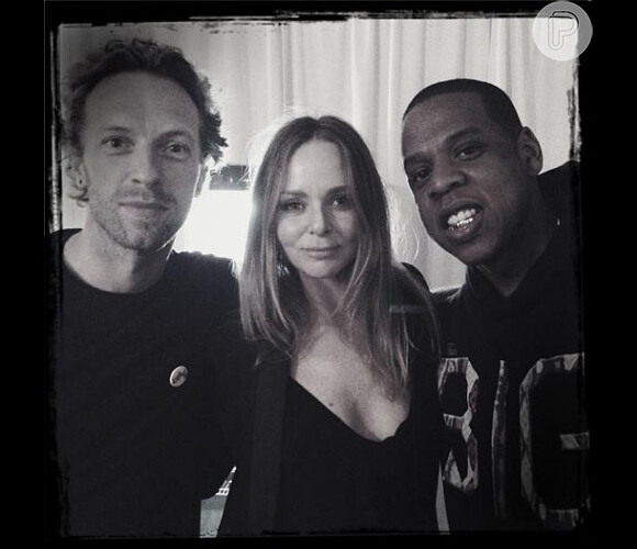 Encontro nos bastidores: Jay-Z, marido de Beyoncé, com Chris Martin e a estilista Stella McCartney