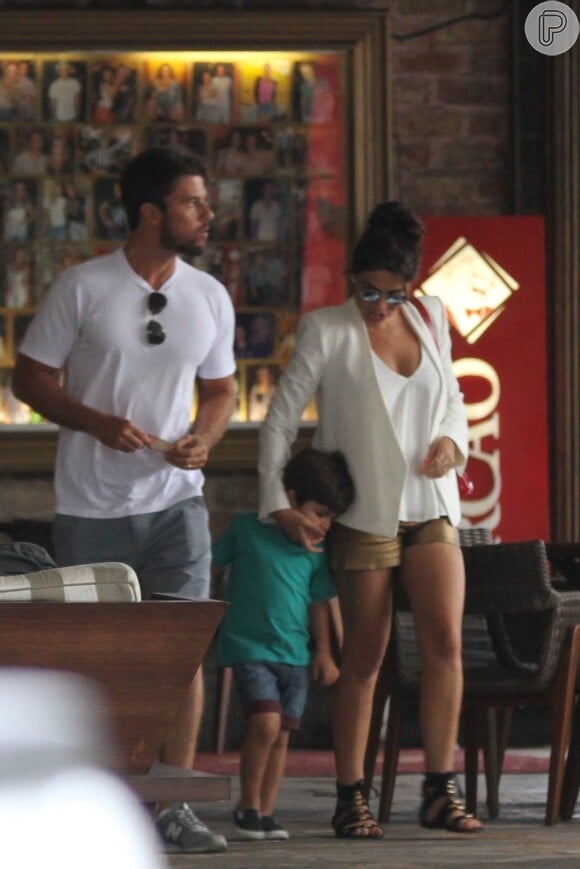 De shortinho e com as belas pernas à mostra, a atriz almoça com a família em uma churrascaria na Barra da Tijuca, Zona Oeste do Rio de Janeiro. Olha quanto estilo!