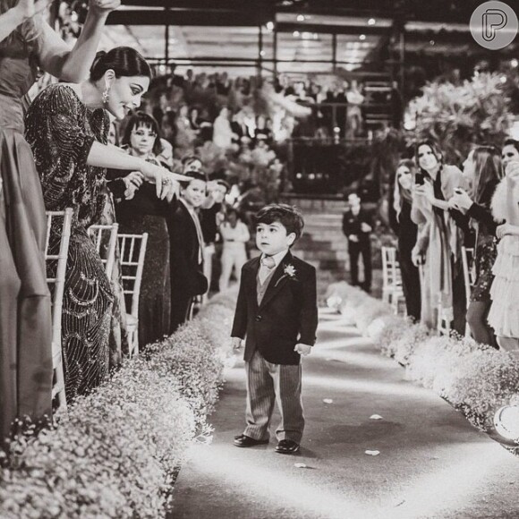 Juliana Paes posta uma foto no Instagram de uma foto em que seu filho primogênito aparece como pajem em um casamento. Olha que fofura?