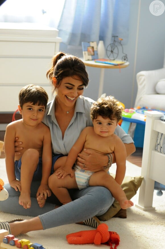 A estrela posa com os filhos Pedro e Antonio nos bastidores da campanha da marca de fraldas Pom Pom! Quanta fofura!
