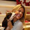 Giovanna Ewbank recebe carinho de cachorro durante evento no Rio de Janeiro, na noite desta terça-feira, 24 de março de 2015