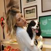 Giovanna Ewbank recebe carinho de cachorro durante evento no Rio de Janeiro