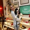 Giovanna Ewbank recebe carinho de cachorro durante evento no Rio de Janeiro