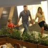 Cássio Reis passeia com o filho, Noah, e com a namorada, Fernanda Vasconcellos, em shopping do Rio, em 6 de abril de 2013