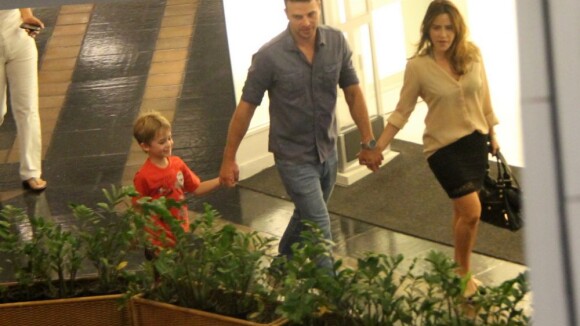 Cássio Reis passeia com Fernanda Vasconcellos e o filho, Noah, em shopping