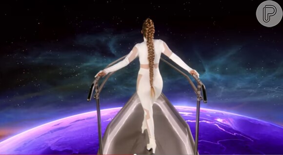 Jennifer Lopez usou também um um enorme aplique de trança para compor o look e exibiu o corpão