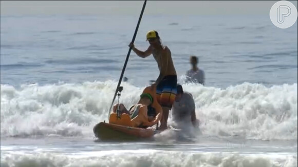 Lais Souza experimentou o surfe adaptado pela primeira vez após sofrer acidente que a deixou tetraplégica