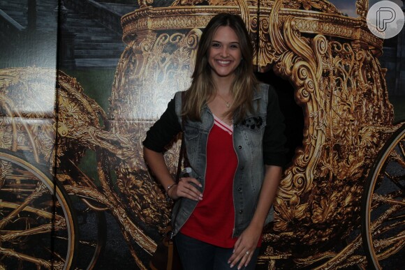 Juliana Paiva vai à pré-estreia do filme 'Cinderela', no Rio. Atriz apostou em look despojado para a noite de lançamento do longa nesta quarta-feira, 25 de março de 2015