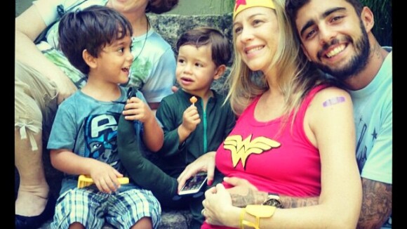 Luana Piovani se veste de Mulher Maravilha para comemorar três anos do filho